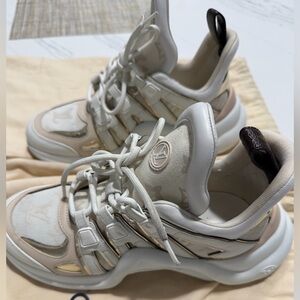 LOUIS VUITTON SNEAKERS METALLIC ROSE GOLD.  SOLD OUT.   AUTHENTIC